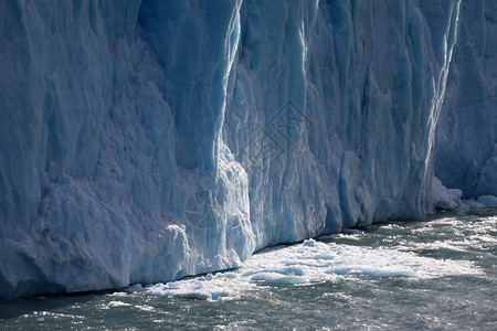 冰川边缘在帕塔哥尼亚湖中与冰水形成结构的山河体图片