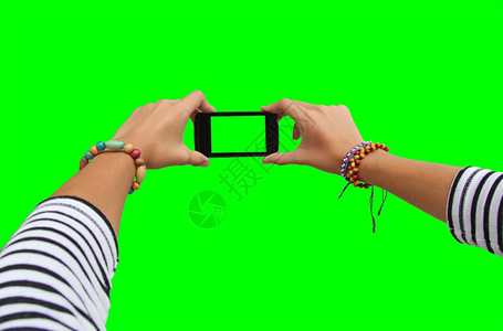 绿幕里拿着手机的女士手部特写背景图片