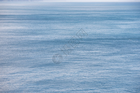 蓝色海洋背景观有深蓝色水和风的流动的有质感天图片