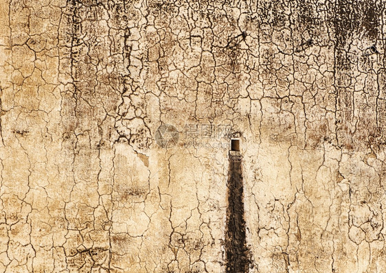 靠近水平的结构体印度斋浦尔附近的琥珀堡内墙上有一个排水孔显示有污墙壁与天气形成裂缝模式图片