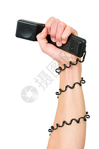包裹手臂和握紧的拳头着电话用铁丝环绕手臂显示电话服务呼叫中心或电话恐怖行动的力量与白色的中央图片