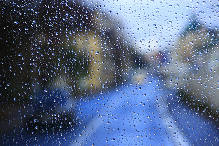 溪流窗外的雨itrsquos城市窗后的雨天气多层图片