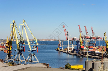捆绑器乌克兰敖德萨带起重机的商业海港货轮加载图片
