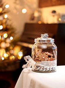 面包店在桌边玻璃罐子中的自制圣诞姜饼土的圣杯烤面包传统美味的图片