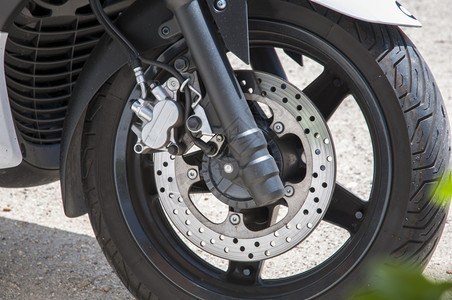 技术黑色的胎观察到摩托车刹卡利帕机图片