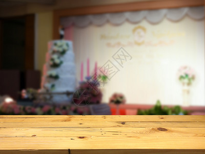花空木板桌间平台和产品显示蒙戴的模糊婚礼大厅背景布局Name时尚用餐图片
