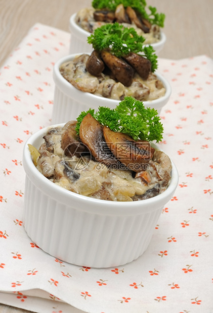 开胃菜用奶油酱烘烤的蘑菇配料形式图片