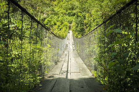 户外中美洲危地马拉Panajachachel河上木环悬吊桥绞刑穿越图片