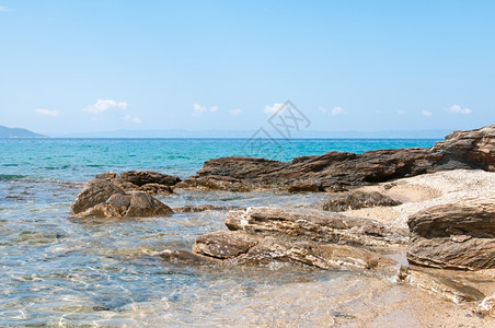 岩石海滩清蓝和火山岩礁岸支撑图片