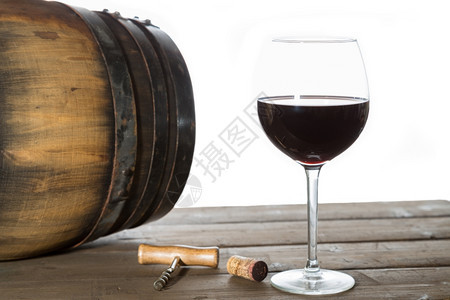 白色的软木橡一杯红葡萄酒加橡树图片