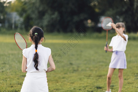 户外打羽毛球的二个女孩图片