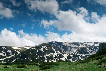 经过山区地貌岩石路图片