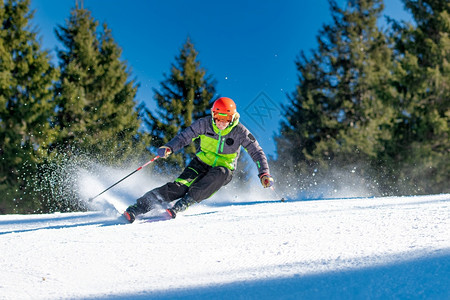 冬季滑雪的运动者图片