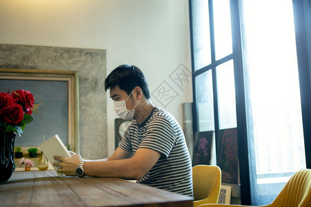 在家里起居室阅读书同时开展隔离运动防止食肉19感染学习新冠社交隔离图片