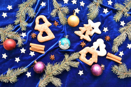 冬天美味的圣诞姜饼蓝葡萄树枝和圣诞装饰品喜庆的图片
