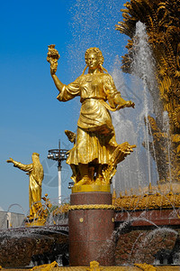 中央一种雕像VDNHVVC莫斯科展览中心的人与之间喷泉友谊中雕刻着乌克兰的图片