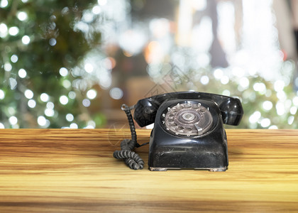 木棕色桌上黑旧电话背景为夜间bokeh沟通拨号黑色的图片