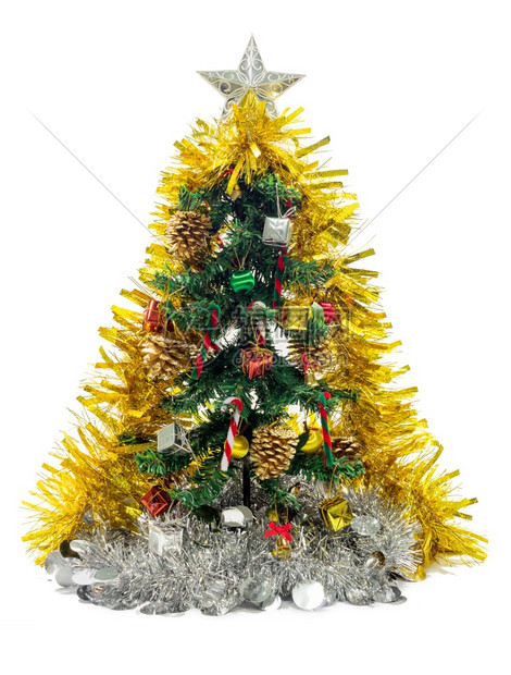 季节十二月装饰的圣诞树品带有礼盒松锥铃雨伞球和丝带的圣诞树装饰品隔绝在白色背景的圣诞树上图片