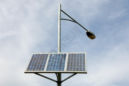 细胞明尼斯电的太阳能池板银行为街道灯光供电图片
