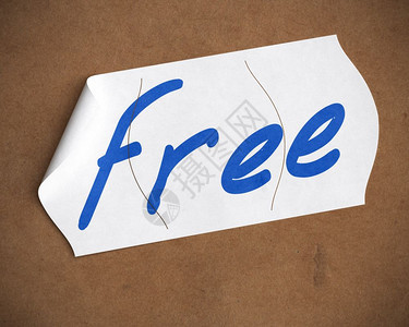 生态一种在纸板背景蓝色文字白标签和棕纸箱免费单词上写在可撕破的价格标签上提供图片