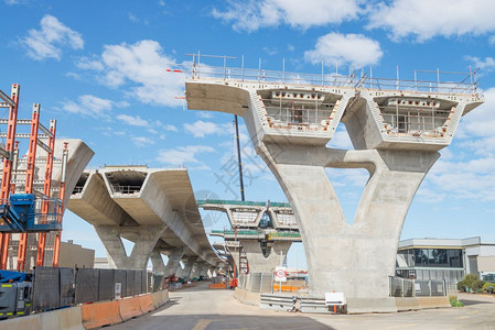 天空在下面目前正建造若干层的公路以增加交通流量正在修建几层道路以增加交通流量具体的图片