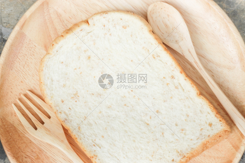 营养丰富面包店在木板上切整片小麦面包库存照片图片