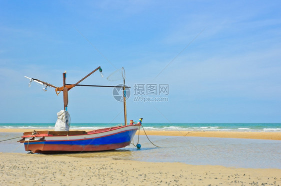 木制的红色海滩上伍德渔船景观图片