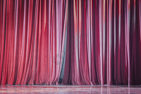 红窗帘在剧场表演现名声喜剧聚光灯图片