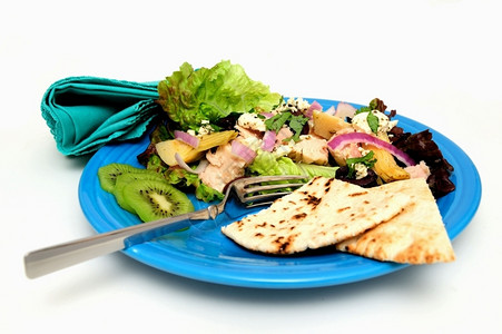 红叶菜生床上的沙拉带有Artikeoke心脏Kalamata橄榄红洋葱和Feta奶酪基威切片和面包配有绿宝石色板叶子起司蔬菜图片