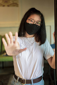 更近身戴保护面罩和手标志的亚洲青少年不要靠近亚洲人健康图片