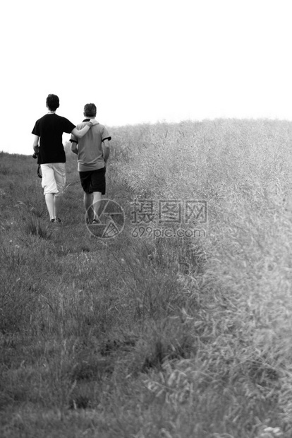后部场地童年父亲和儿子在德国田野中行走图片