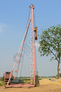 建筑工地的瓷砖司机重工具锤子图片