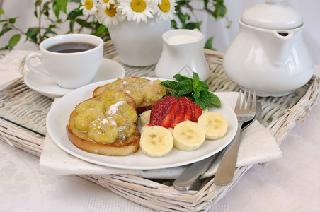 早餐与焦糖香蕉和草莓放在托盘上小吃装饰风格糖类图片