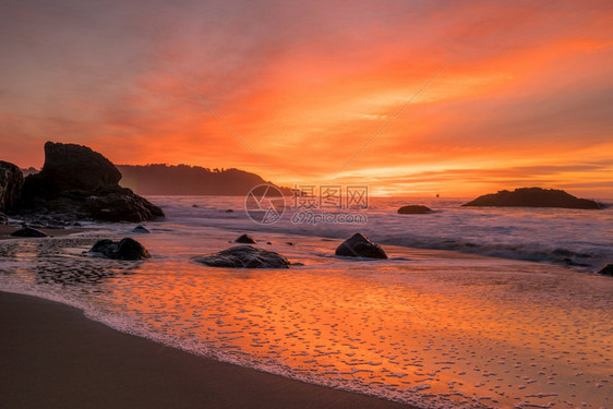 弗朗西斯科美丽海浪国旧金山日落时分马歇尔海滩图片