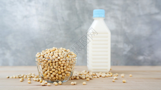 小吃豆类健康碗中的大豆和木本底奶图片