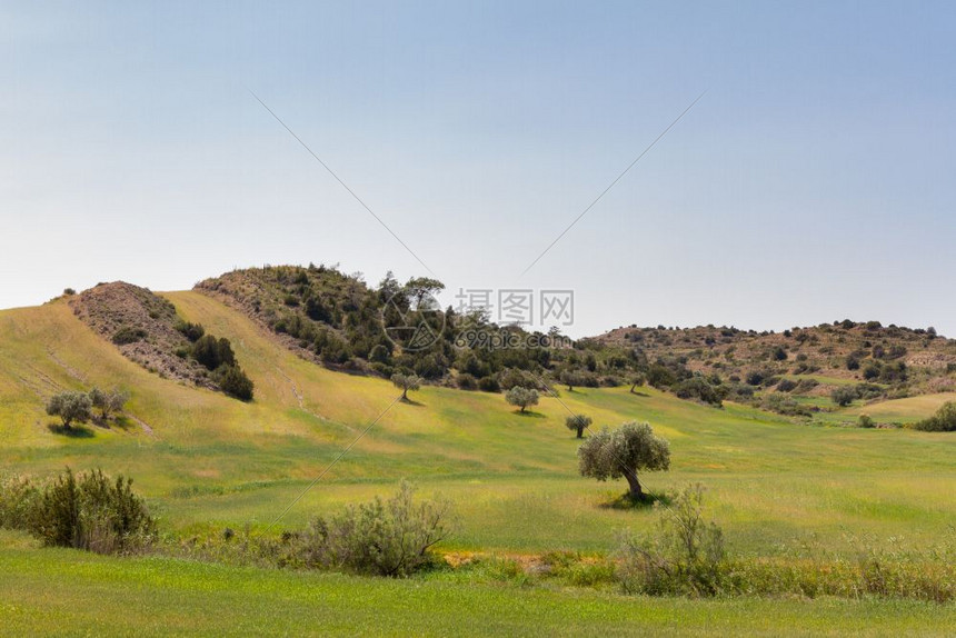省彭塔达克提洛斯山丘陵上的塞浦路斯春时风景天场图片