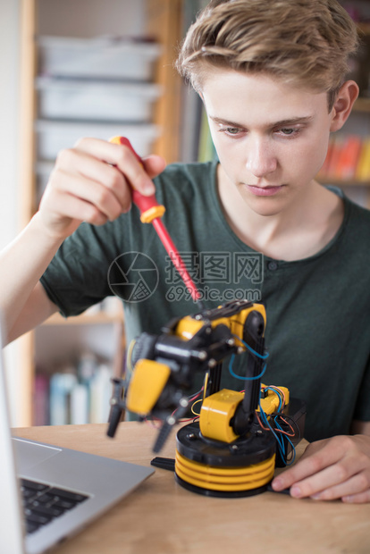 家校内青少年男孩建造机器人臂工程男生图片