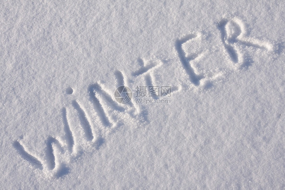 在雪上阳光明媚的天气下写文字大雪纷飞冬天手写的图片