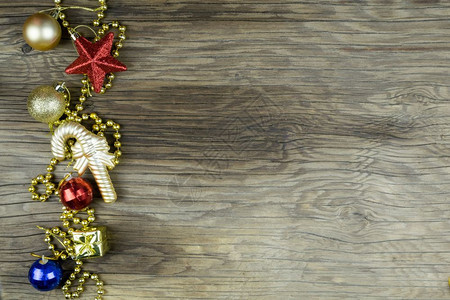 圣诞节带有复制空间的旧木背景圣诞装饰品季节礼物图片