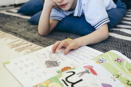 墙纸阅读教科书楼层的男孩种子人们图片