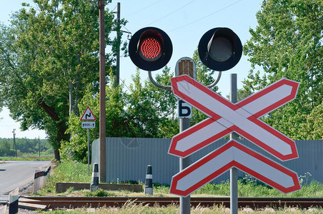 红色信号灯铁路上的信号灯是红色铁路道口上信号灯是红色铁路道口上信号灯是红色旅行追踪安全背景图片