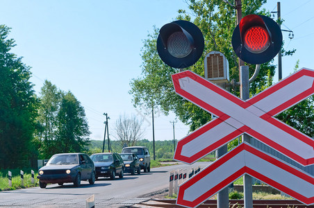 运输交通速度红色信号灯铁路上的信号灯是红色铁路道口上信号灯是红色背景图片