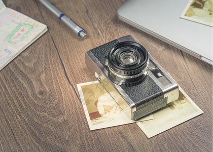 银准备旧照相机片笔记本电脑纸板和木制桌上护照的古老图像式图片