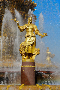 胡同VDNHVVC莫斯科在博览中心举行的不持久人民友谊展览会中将白俄罗斯划为人民之泉友谊国民雕塑图片