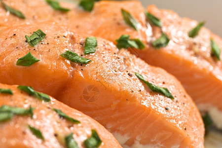 沙锅含豆类选择焦点中有红葱的烤鲑鱼集中关注间鲑鱼片的前端新鲜盘子图片