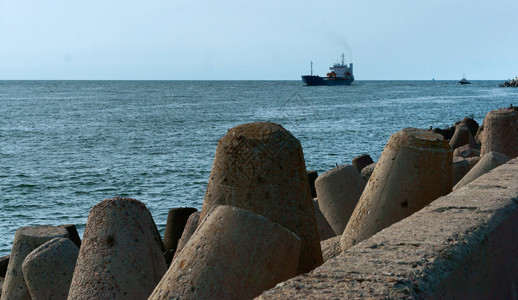 箱航运输船舶在海上的货轮返回波罗的海港口然后返回波罗的海港口图片
