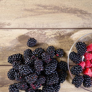 山莓红色的混合鲜果草莓和黑的混合新鲜水果浆和黑莓最优收藏图片