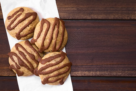 拍照Gingerbreadcookies配着肉桂花粉用自然光选择焦点拍到上面聚焦在饼干的顶部香料水平图片