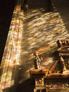 在苏格兰爱丁堡圣吉勒斯大教堂的一个礼拜彩色玻璃窗的多灯光在墙上和石雕喷洒窗户一种丰富多彩的图片