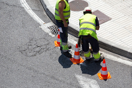 街道维护运输在城市铺路维修上沥青的工人图片